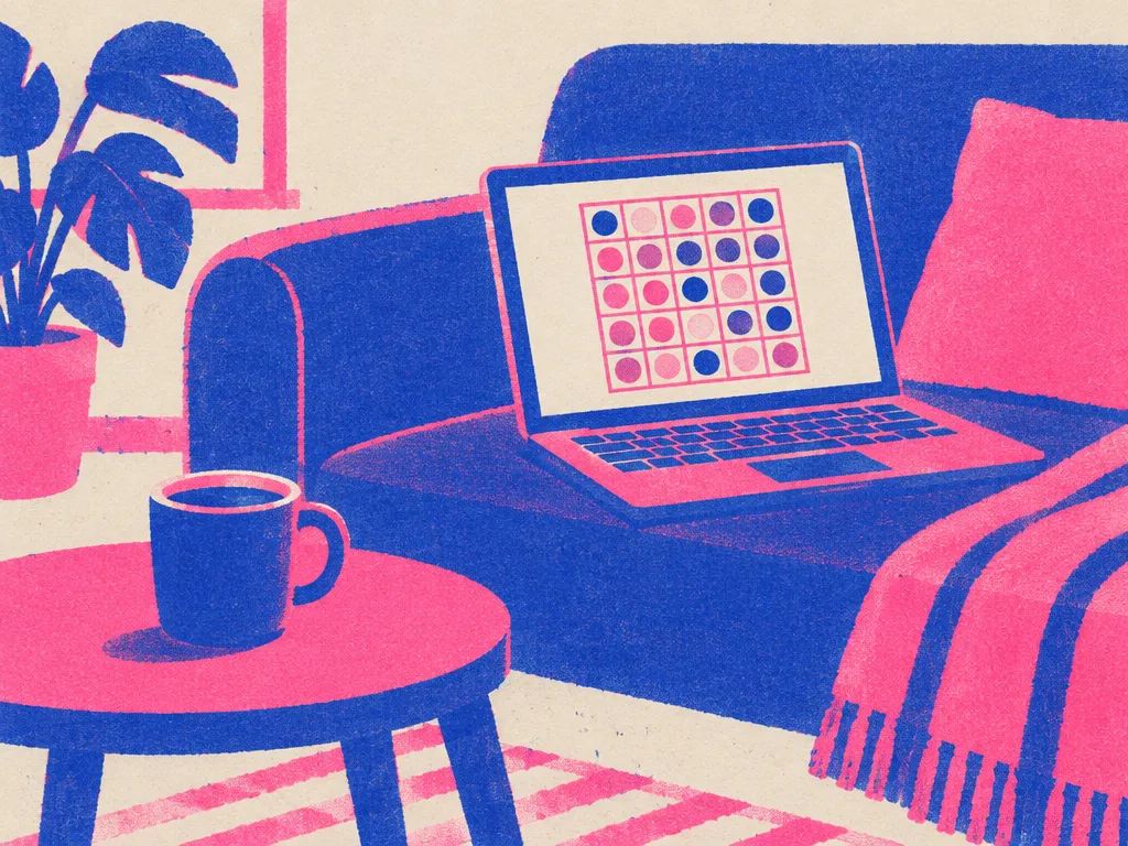 En soffa med en bärbar dator som visar en bingobricka och en kaffekopp på ett litet bord