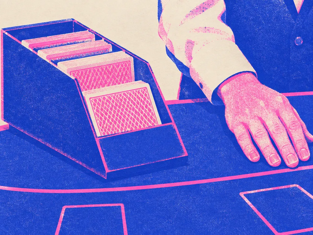En kortsko med flera kortlekar bredvid en dealers hand på ett blackjackbord